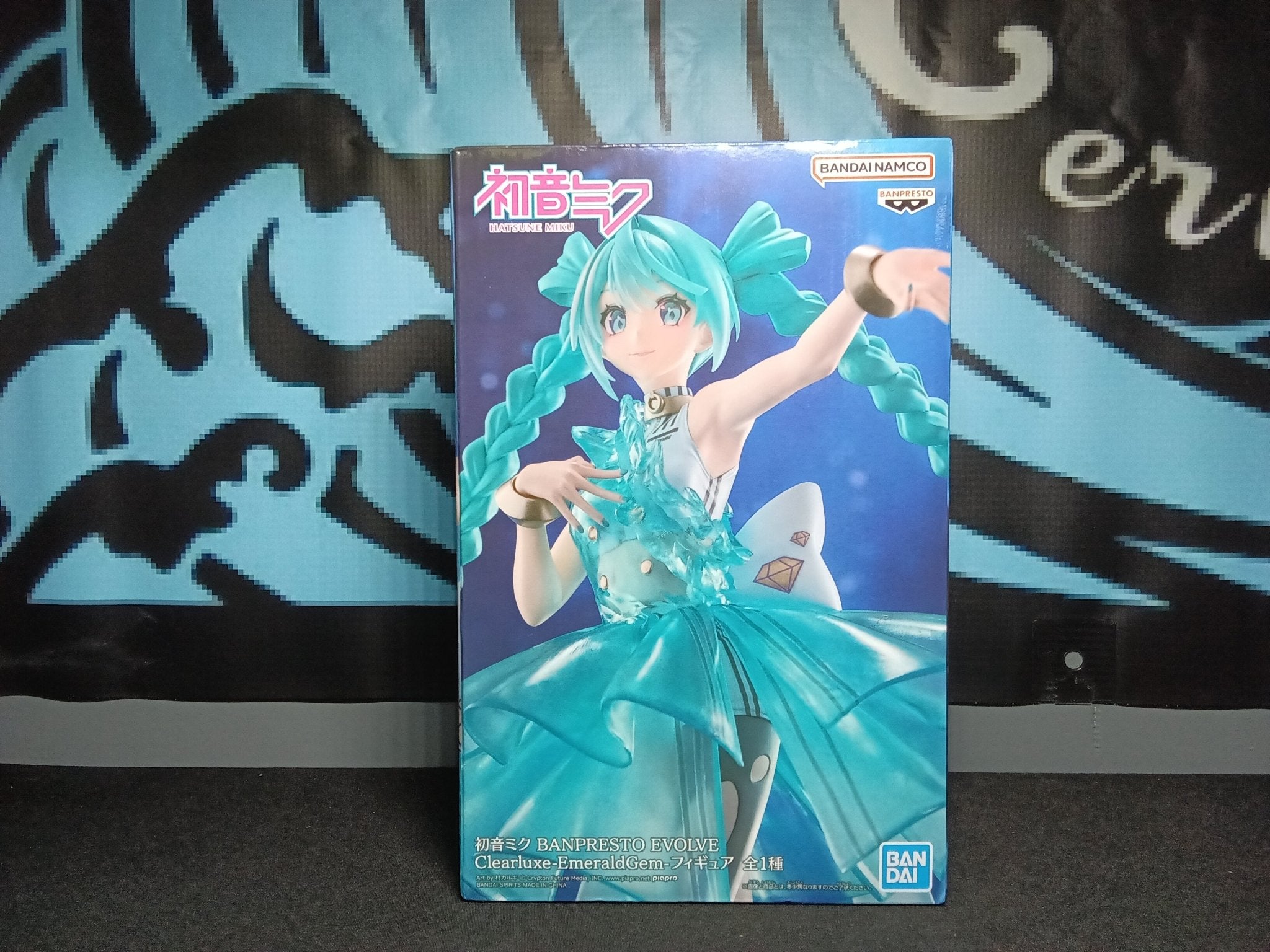 Vocaloid - Hatsune Miku (Clearluxe Emerald Gem) - Banpresto Evolve Figure - The Cerulean Trove